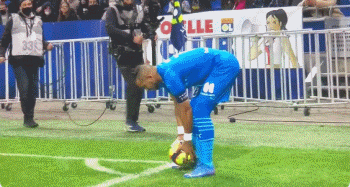 里夫斯14分7助攻＆艾顿10分，湖人半场轰出67分