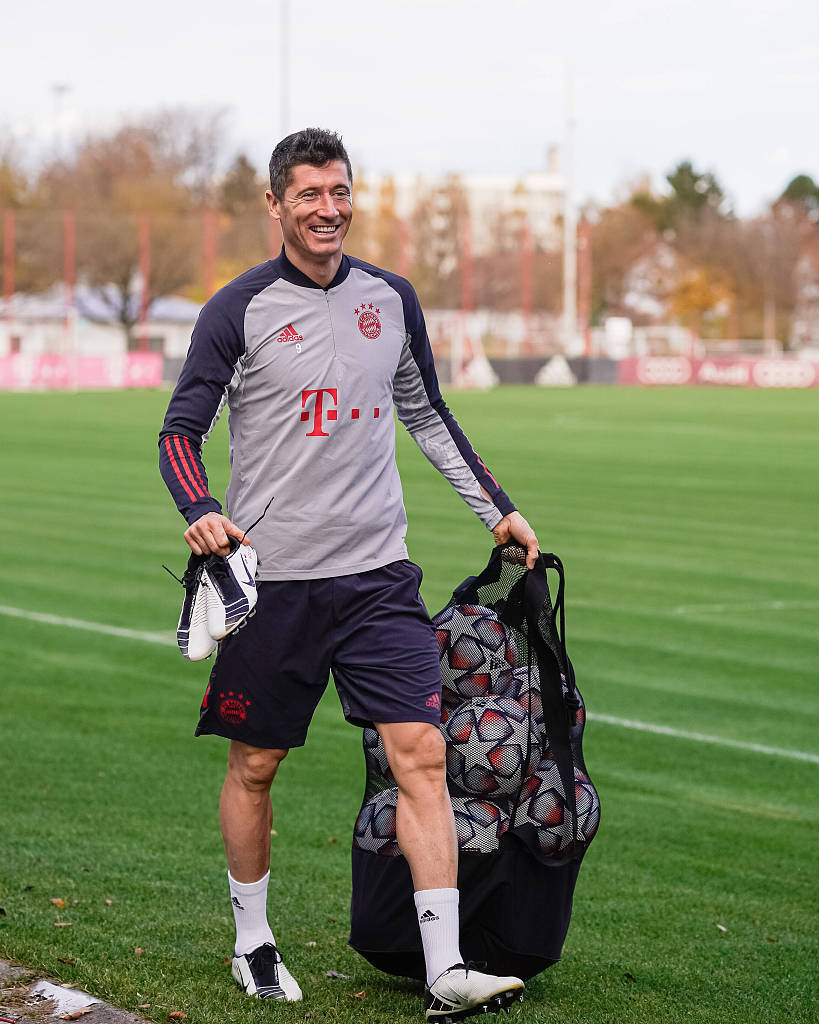 每体：巴萨有意左后卫索萨，想用桑托斯欠的290万欧锁定交易