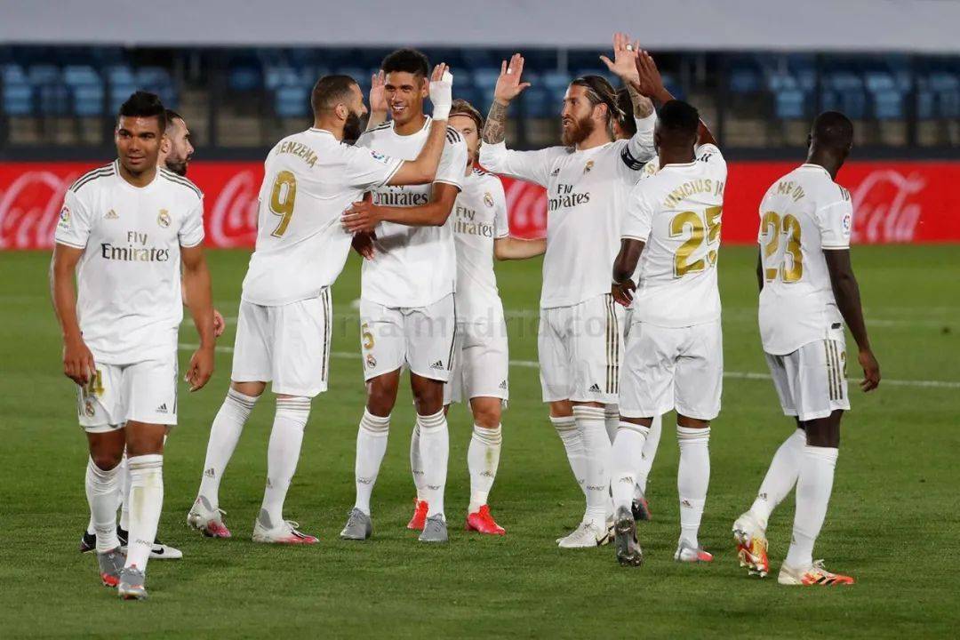 帕克：齐尔克泽远不及谢什科，德利赫特已成英超最佳后卫之一（帕克评价：齐尔克泽不及谢什科，德利赫特已跻身英超顶级中卫行列）