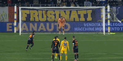 残特奥会游泳比赛现场，教练为何拿着绑着球的长杆，比赛中途还要敲击运动员？这背后是一份无声的默契