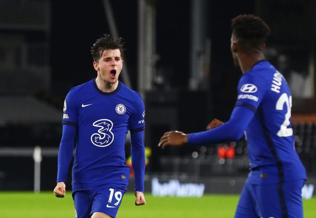 埃杜在高铁站被围满，合同今年到期，他说明年也希望在深圳